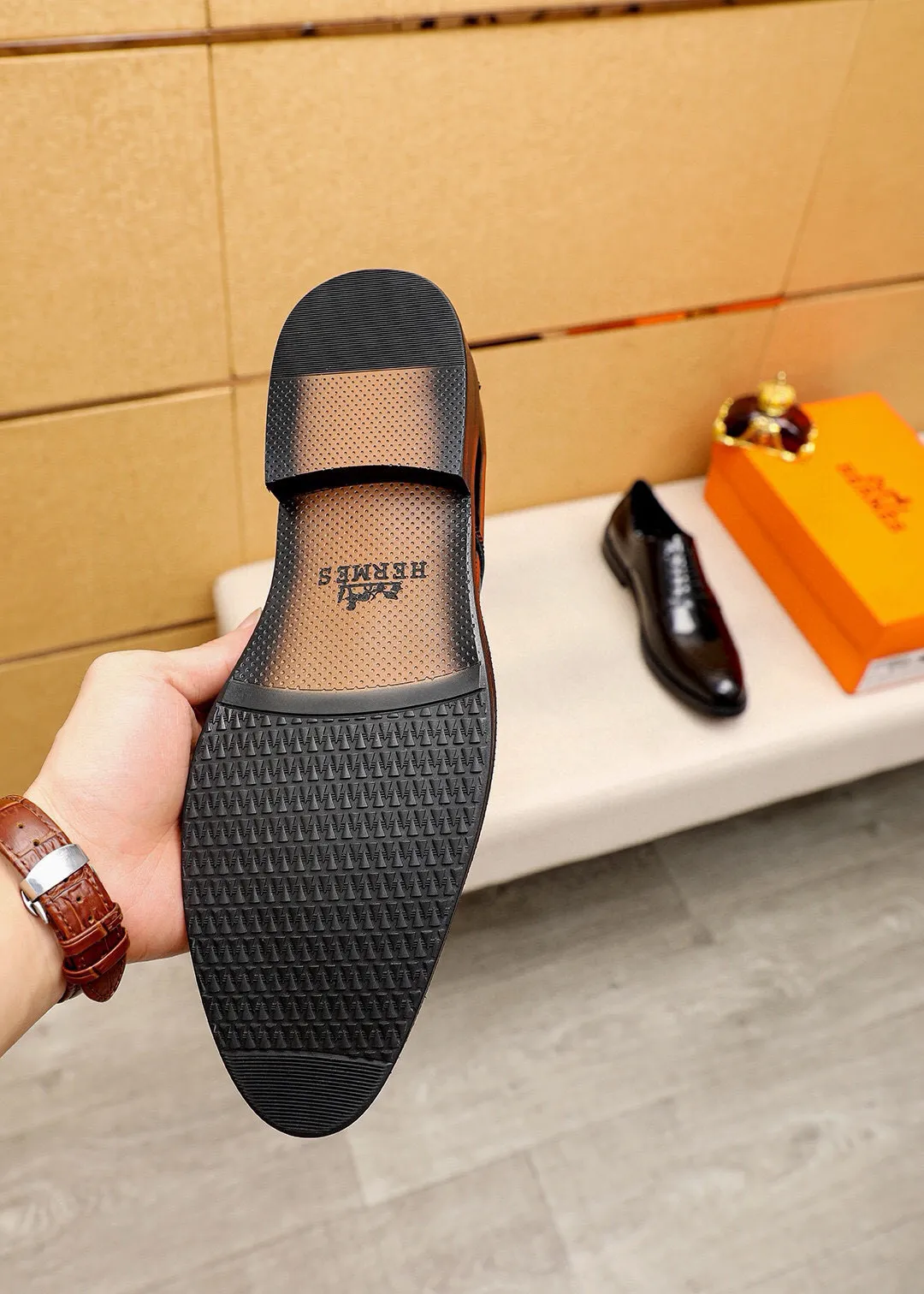Men's shoes 💰460 💐 Product trademark: HERMES "Hermès" business leather shoes Regular size: 38-44 (45🉑️customized) Product materials: Selected imported first-layer open-edge beaded calfskin upper, imported water-dyed 🐂 cowhide lining. Strong three-dimensional visual effect, non-slip and wear-resistant combination outsole Color: 2⃣️colors available